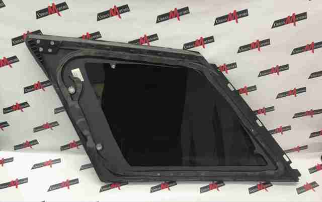 Скло багажного відсіку, праве LR044116 LAND ROVER