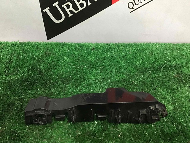 Лівий кронштейн переднього бампера LR045213 LAND ROVER