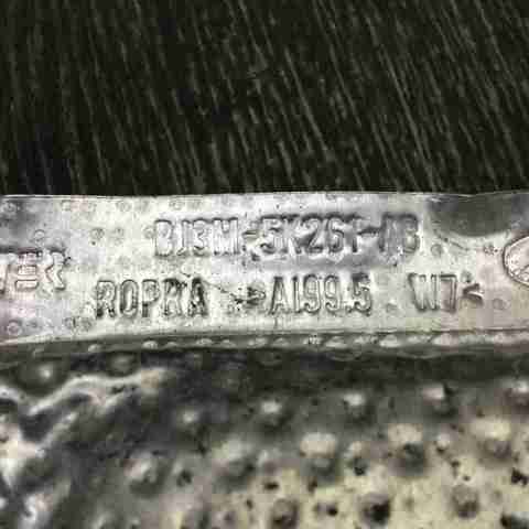 Кришка випускного колектора LR048276 LAND ROVER