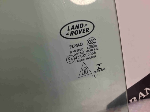 Скло задніх дверей, правих LR058833 LAND ROVER