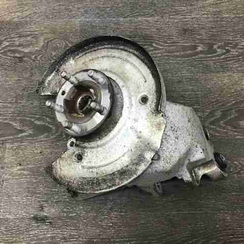 Цапфа поворотного кулака LR076249 LAND ROVER