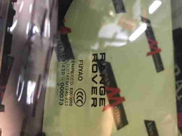 Скло багажного відсіку, ліве LR077637 LAND ROVER