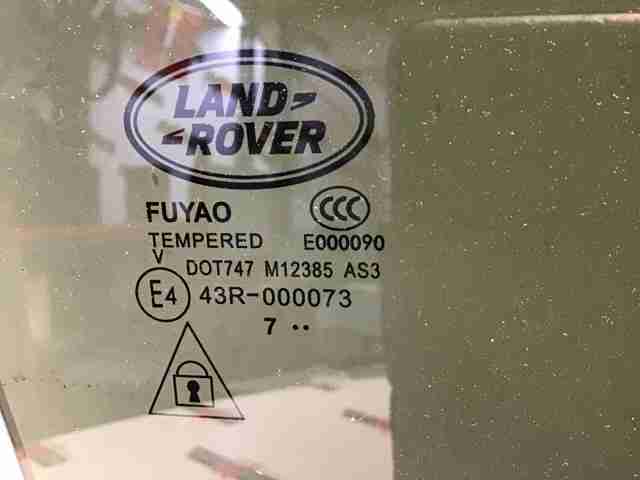 Скло задньої двері правої LR093211 LAND ROVER