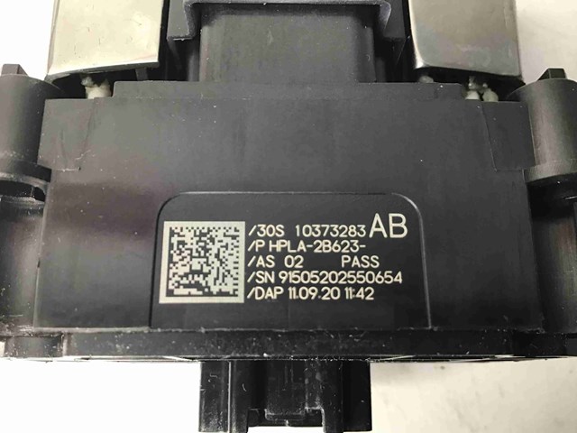 Кнопка електромеханічного гальма стоянки LR133126 LAND ROVER
