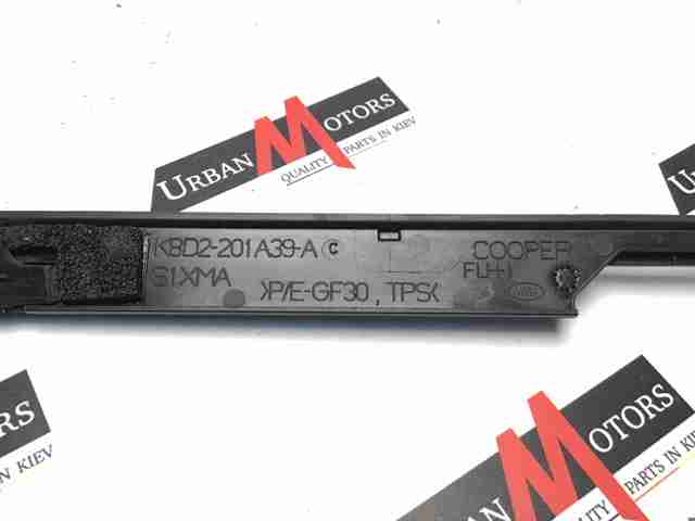 Молдинг опускного скла нижній, двері передньої, лівої LR137282 LAND ROVER
