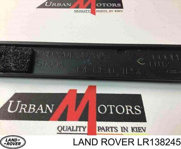 Молдинг опускного скла нижній, двері передньої, лівої LR138245 LAND ROVER