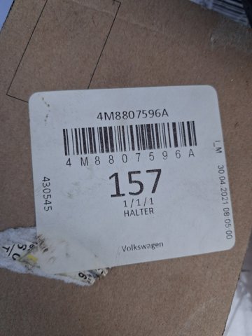 Кронштейн кріплення бампера переднього правий 4M8807596A VAG