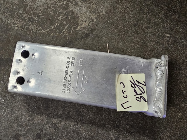 Кронштейн підсилювача переднього бампера 110919300C Tesla Model