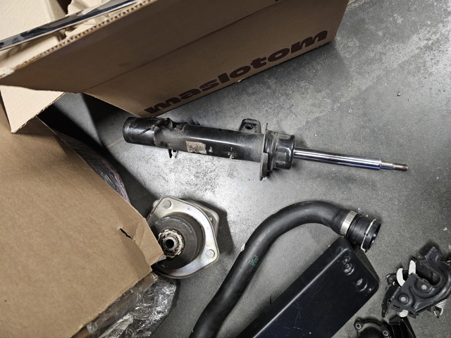 Стійка передня права 31316782210 BMW