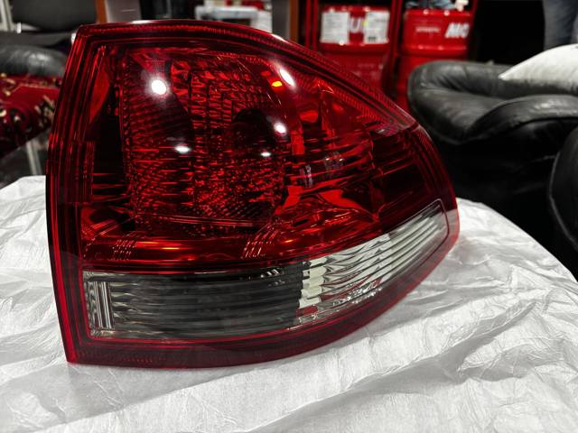 Фара задня права зовнішня 8330A916 MITSUBISHI