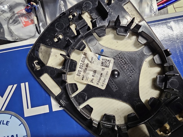 Скло дзеркала заднього виду, правого 8V0857536M VAG