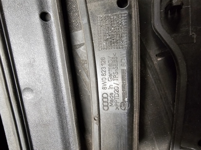 Ущільнювач капота 8W0823126 VAG