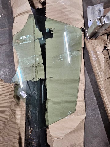 Скло заднє ліве 8W8845205 VAG