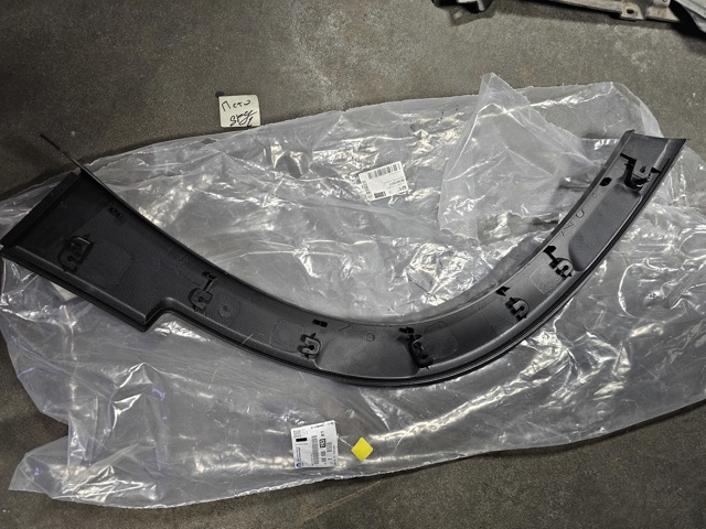 Молдинг передньої арки колеса, правий 98166193XTREF PEUGEOT