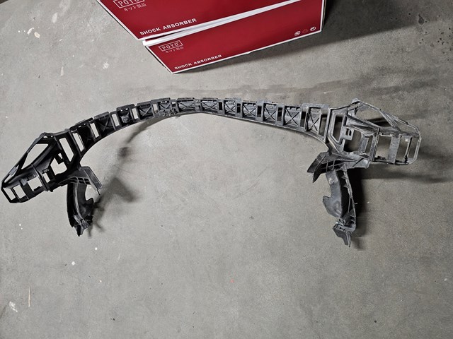 Кронштейн бампера переднього, центральний A1668854965 MERCEDES