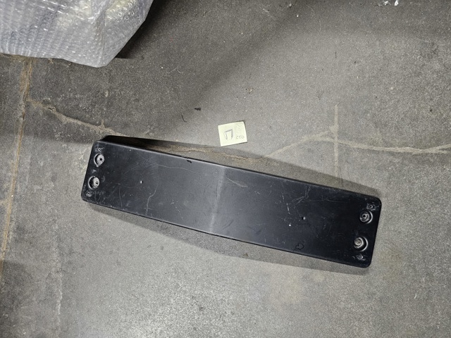 Кронштейн переднього номерного знака A2048171978 MERCEDES