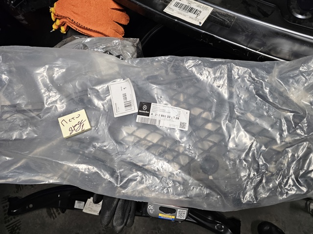Решітка переднього бампера, права A292885332228 MERCEDES