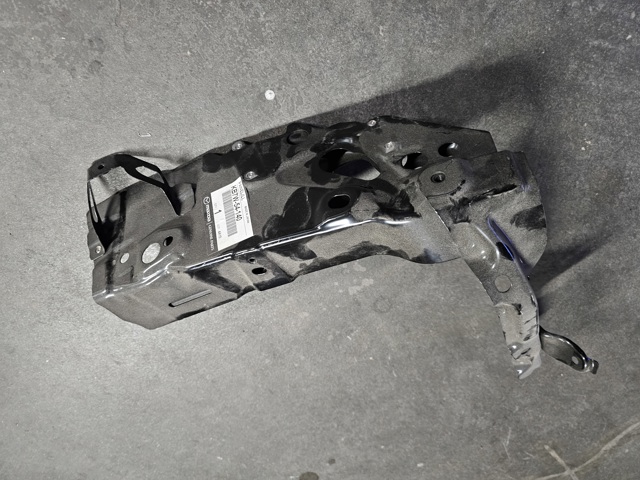 Кронштейн супорта радіатора, верхній KB7W54140 MAZDA