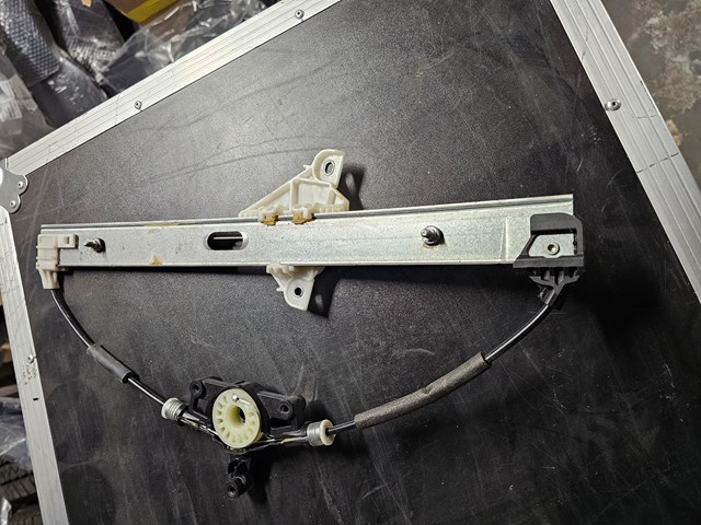 Склопідйомник задніх лівих дверей KB7W73590 MAZDA