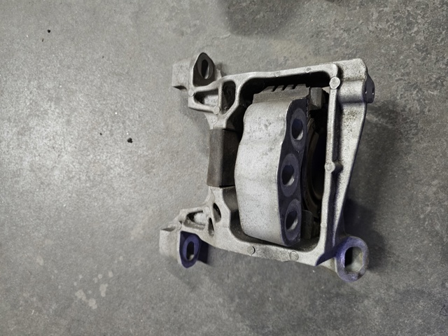 Права опора двигуна KE6439060A MAZDA