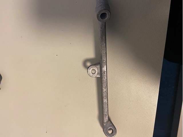 Кронштейн впускного колектора 06L129723C VAG