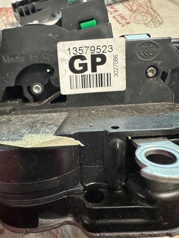 Замок передніх пасажирських дверей 13579523 GM
