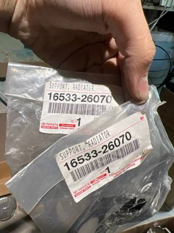 Подушка радіатора охолодження, верхня 1653326070 TOYOTA