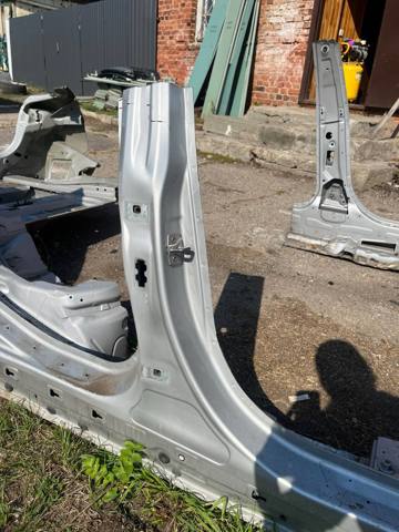 Отвір передніх правих дверей 41007298166 BMW