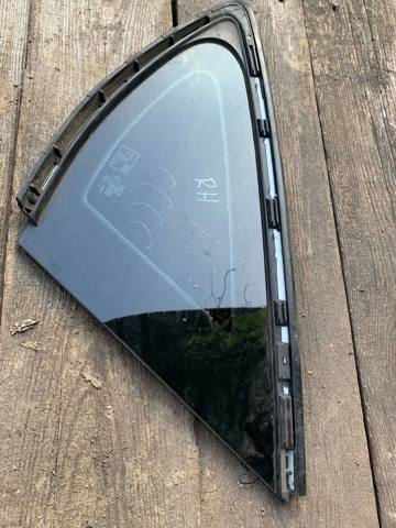 Скло багажного відсіку, праве 4G8845300CNVB VAG