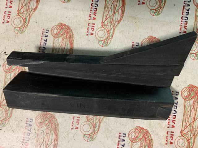 Заглушка жабо збоку 4M0805700A VAG