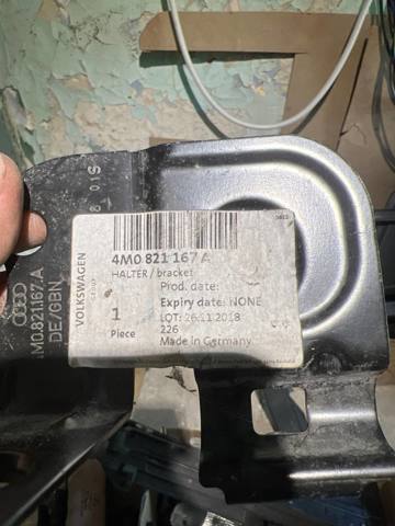 Кронштейн кріплення крила переднього правого, задній 4M0821167A VAG