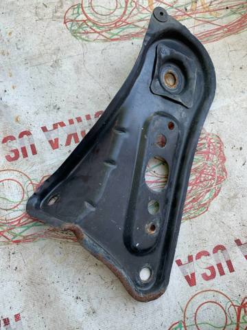 Кронштейн передньої балки 5103607010 TOYOTA