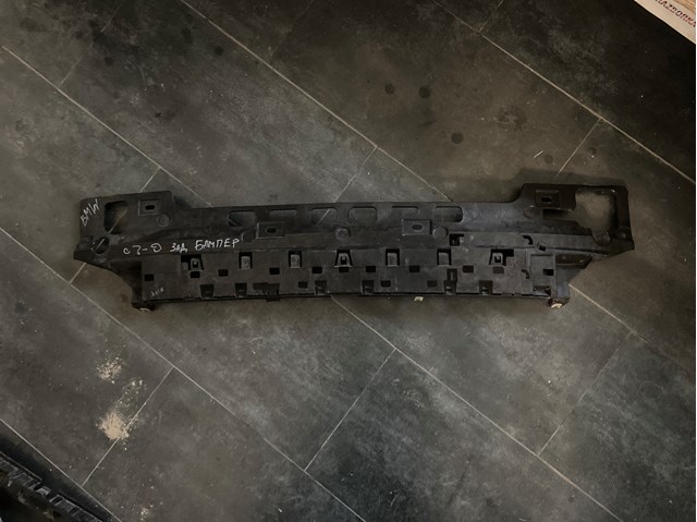 Кронштейн бампера заднього, центральний 51127428024 BMW