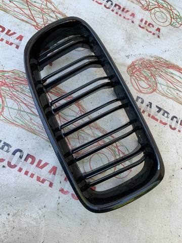 Решітка радіатора права 51137255412 BMW