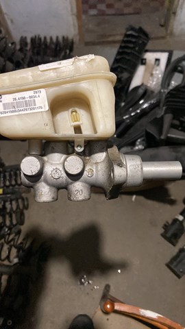 Циліндр головний гальма (Гідротормоз) 5175093AA CHRYSLER