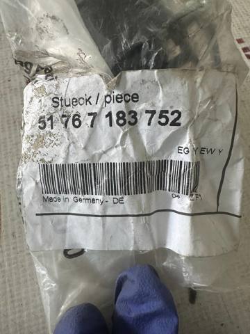 Буфер капота гумовий 51767183752 BMW