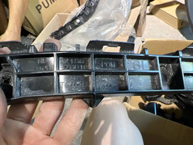 Лівий кронштейн заднього бампера 5215678010 TOYOTA
