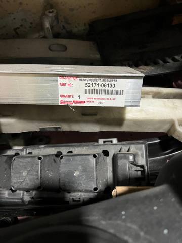 Підсилювач бампера заднього 5217106130 TOYOTA