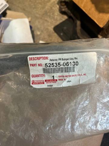 Кронштейн бампера переднього, правий 5253506130 TOYOTA