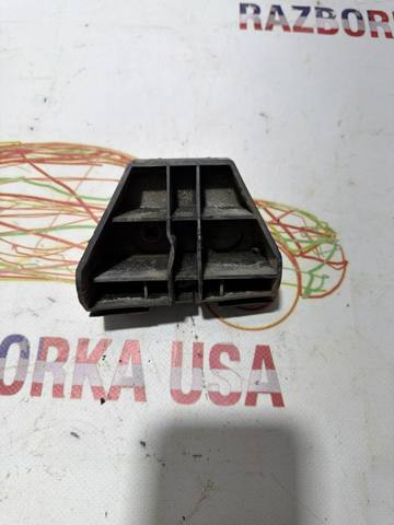 Ліве кріплення заднього бампера 5256305010 TOYOTA