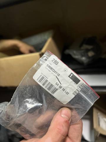 Кронштейн ручки відкривання капота 5N0823411A VAG
