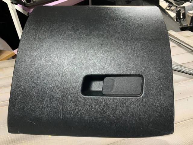 Кришка бардачка 5UT24DX9AB CHRYSLER