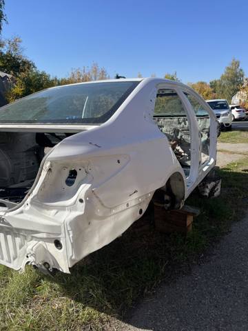 Бічна частина задні праві 6160106100 TOYOTA