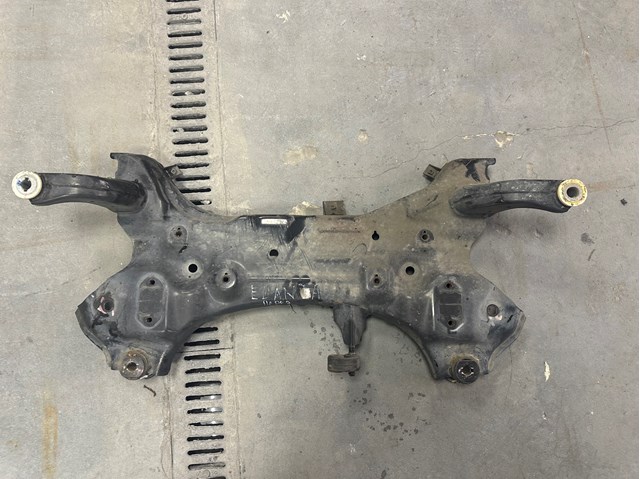 Балка кріплення двигуна 62405F3050 HYUNDAI
