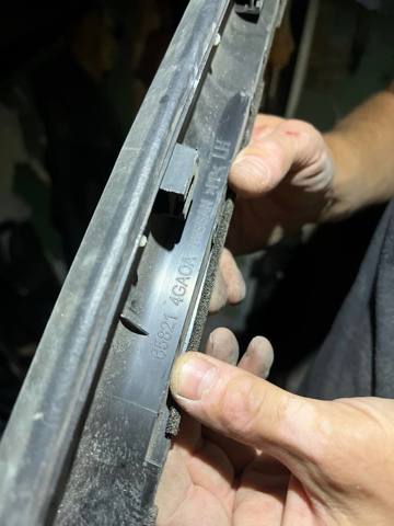 Ущільнювач арки крила 658214GA0A NISSAN