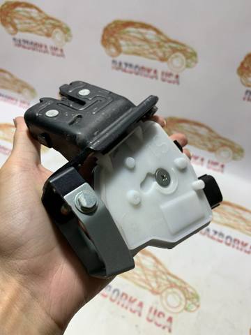 Замок кришки багажника 6935047060 TOYOTA