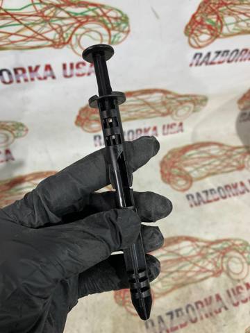 Кліпса кріплення захисту заднього нижнього важеля 80A512182 VAG