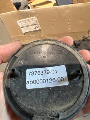Емблема капота 813237505 BMW