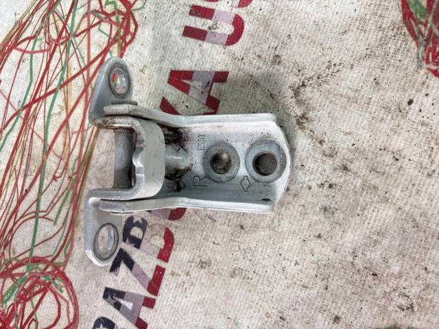 Петля водійських дверей 824214EA0A NISSAN
