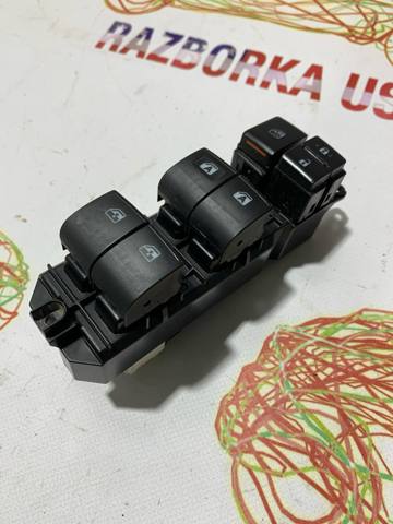 Кнопки переднього лівого склопід'ємника 8482006120 TOYOTA